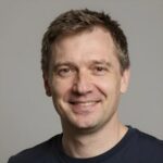 Довольный клиент 33Kube, который доверяет методологии выбора надежного онлайн-казино для начинающих игроков